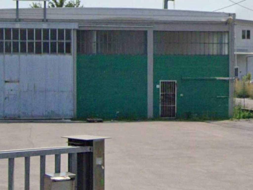 locale di sgombero in vendita a Capannori in zona Lunata