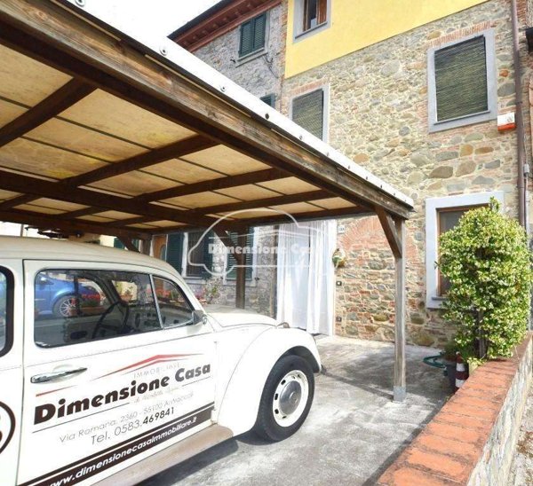 intera palazzina in vendita a Capannori in zona Lammari