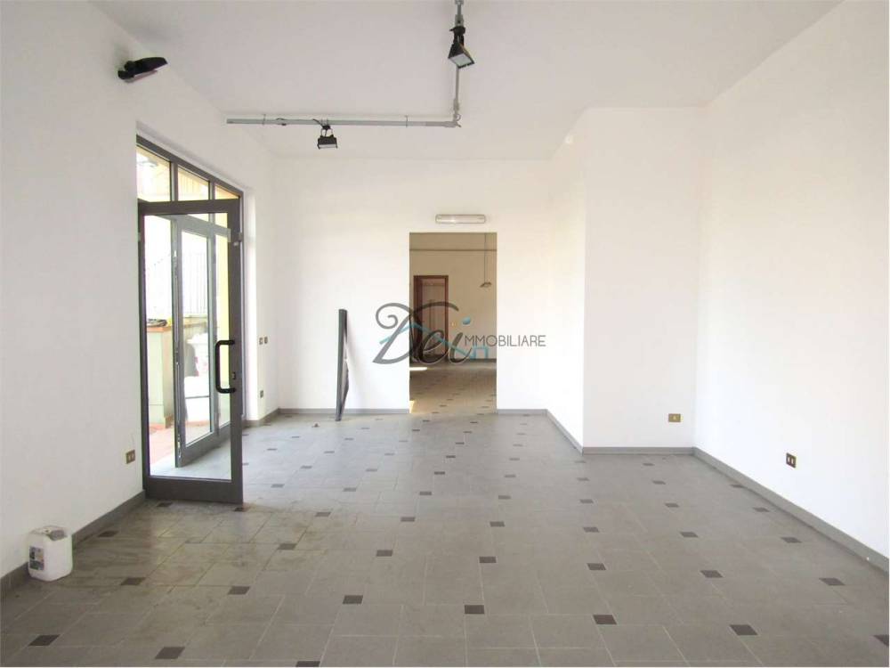 ufficio in vendita a Capannori in zona Lammari