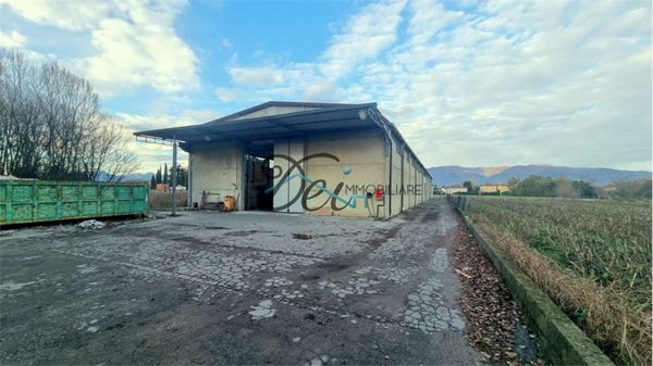 ufficio in vendita a Capannori in zona Lunata