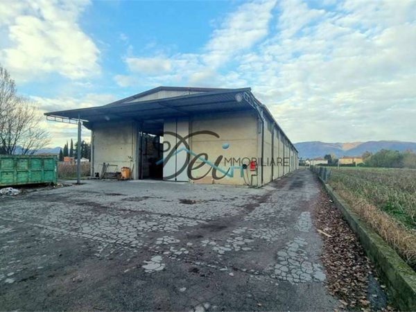 ufficio in vendita a Capannori in zona Lunata