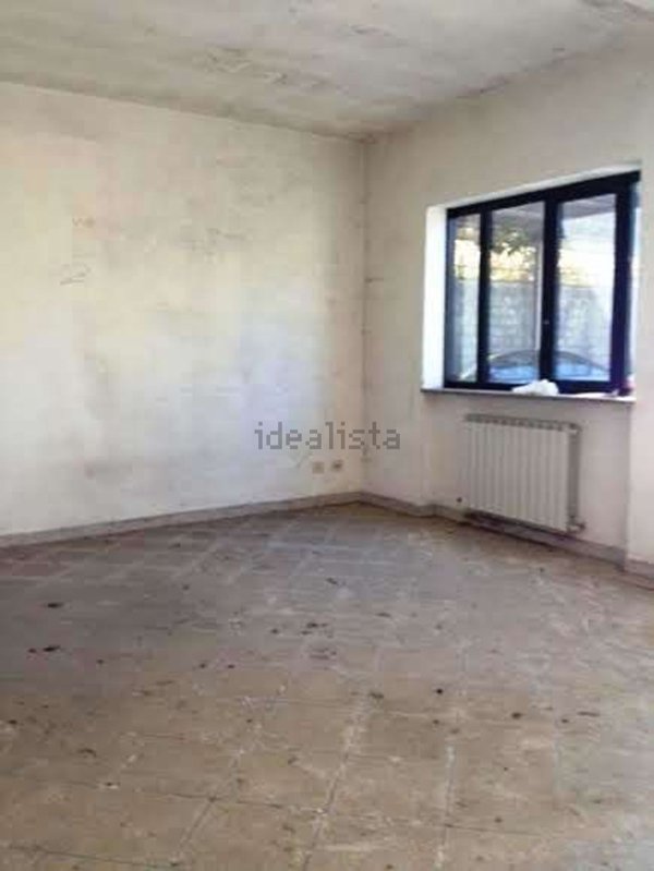 locale di sgombero in vendita a Capannori in zona Lammari
