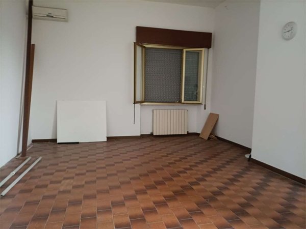 ufficio in vendita a Capannori in zona Marlia