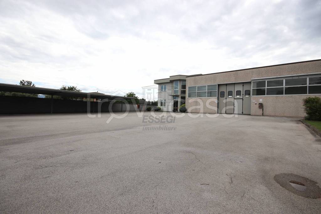 locale di sgombero in vendita a Capannori in zona Lunata
