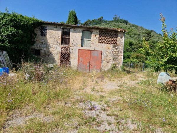 negozio in vendita a Capannori in zona Castelvecchio di Compito