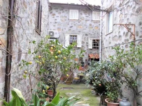 casa indipendente in vendita a Capannori in zona Castelvecchio di Compito