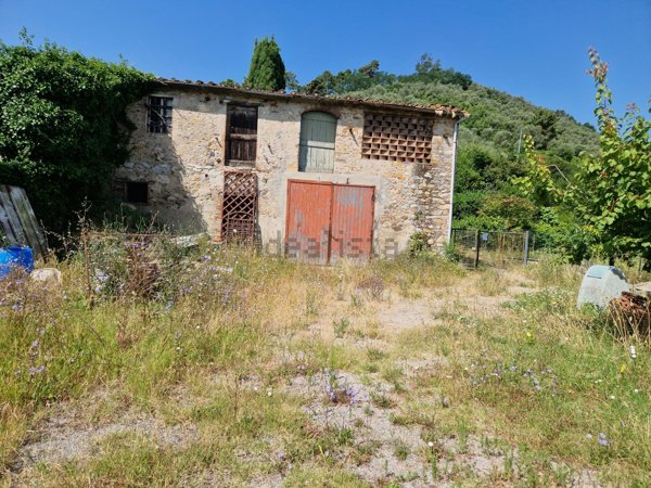 casa indipendente in vendita a Capannori in zona Castelvecchio di Compito