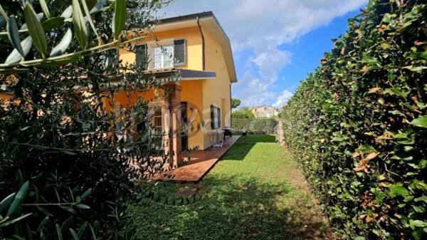 casa indipendente in vendita a Capannori in zona Lammari