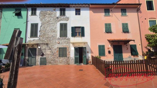 intera palazzina in vendita a Capannori in zona Marlia