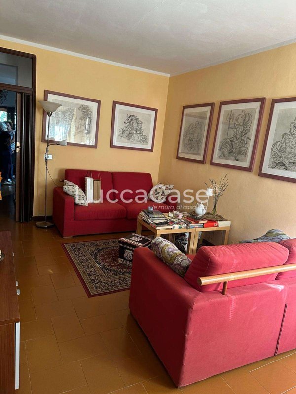 intera palazzina in vendita a Capannori in zona Segromigno in Monte