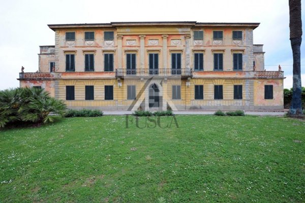 villa in vendita a Capannori in zona Segromigno in Monte