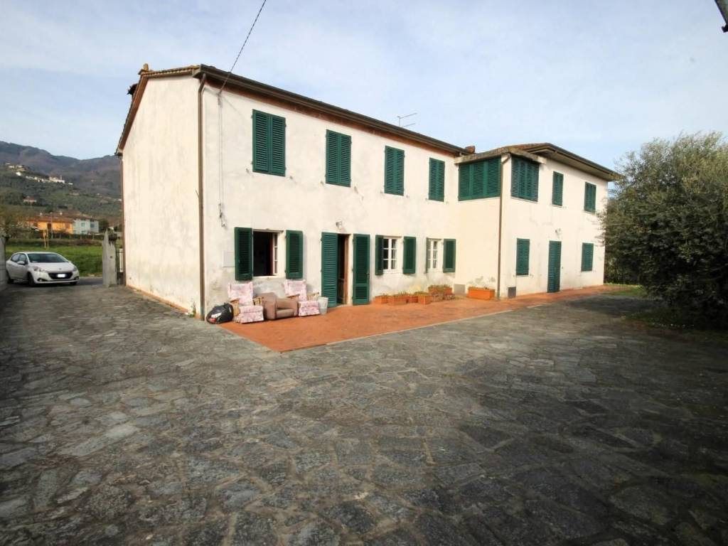 casa semindipendente in vendita a Capannori in zona Marlia