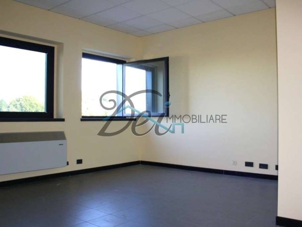 ufficio in vendita a Capannori in zona Lammari