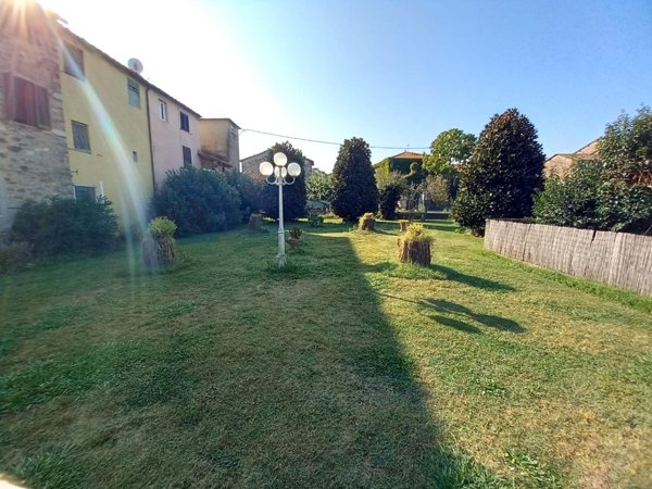 intera palazzina in vendita a Capannori in zona Carraia