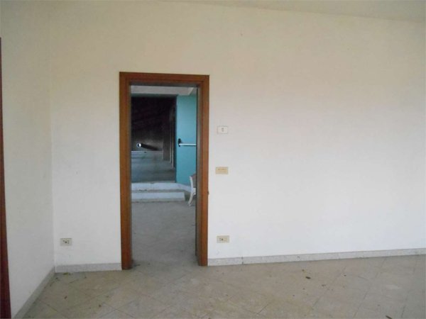 locale di sgombero in vendita a Capannori in zona Lunata