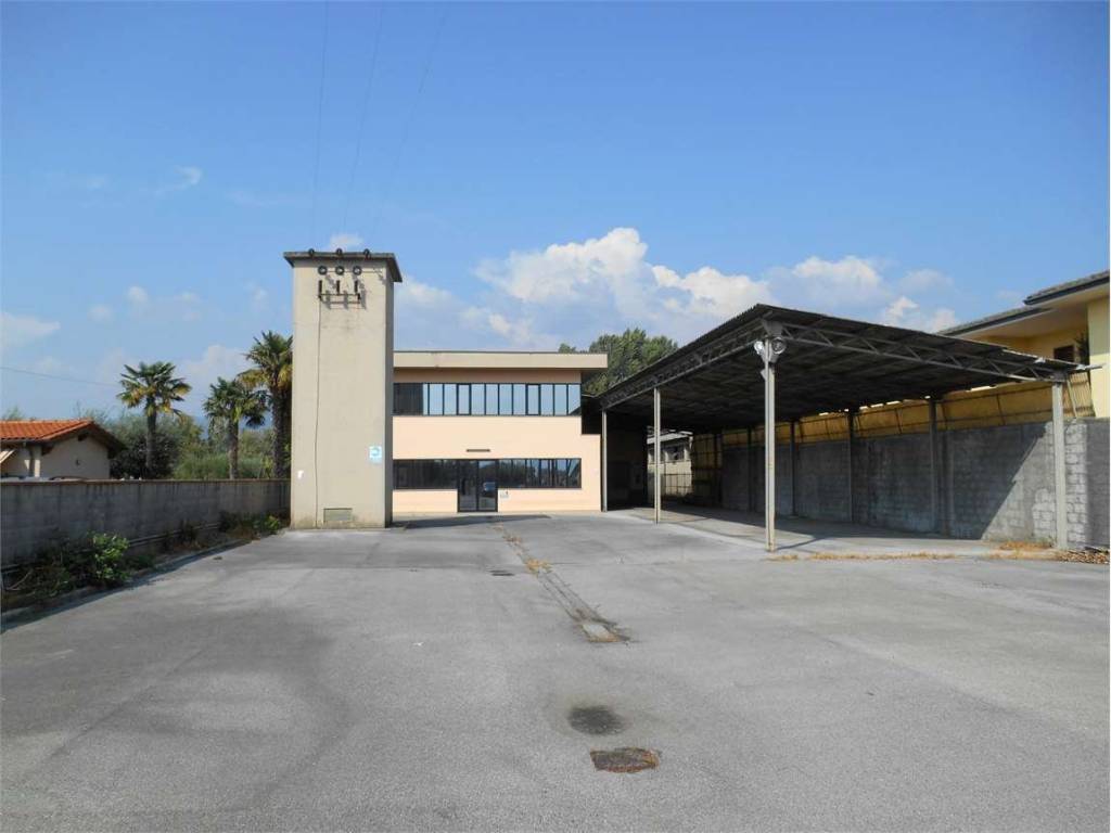 locale di sgombero in vendita a Capannori in zona Lunata