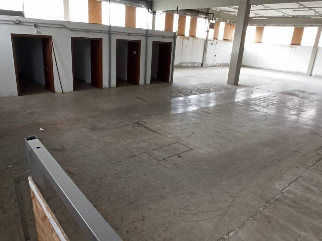 locale commerciale in vendita a Capannori in zona Guamo