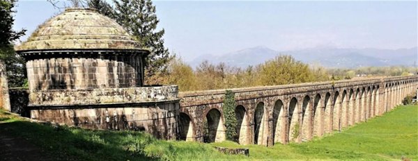 negozio in vendita a Capannori in zona Guamo