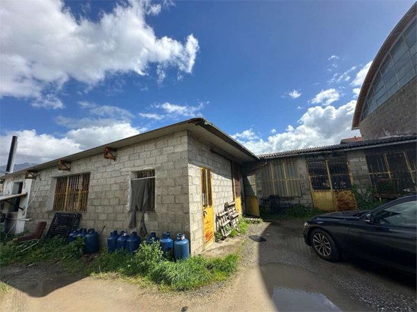 capannone in vendita a Capannori in zona Marlia