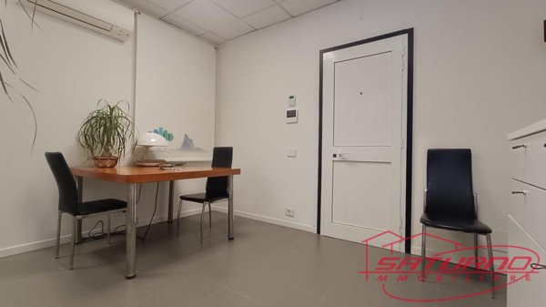 ufficio in vendita a Capannori in zona Lammari
