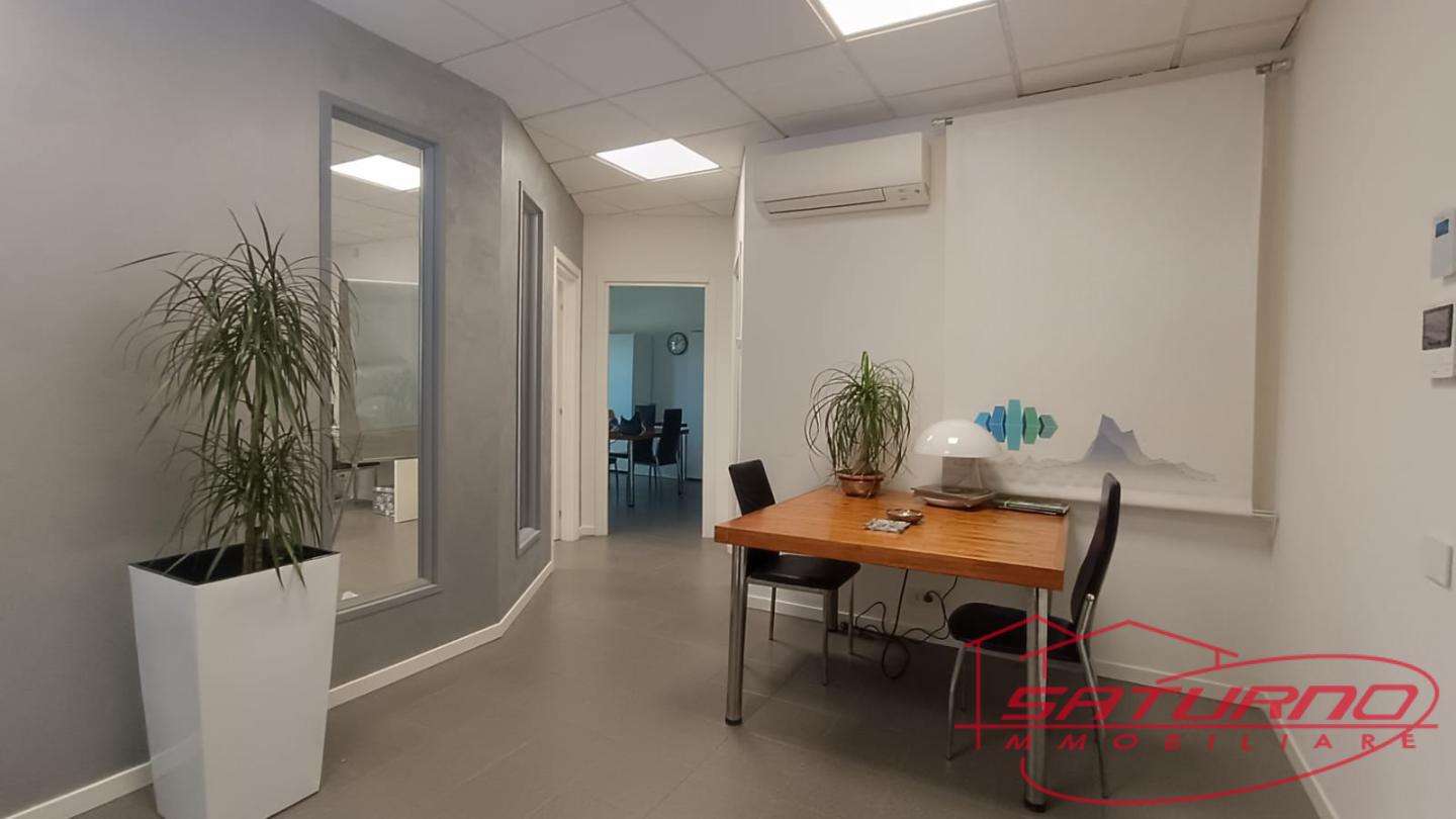 ufficio in vendita a Capannori in zona Lammari