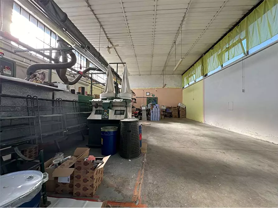 capannone in vendita a Capannori in zona Marlia