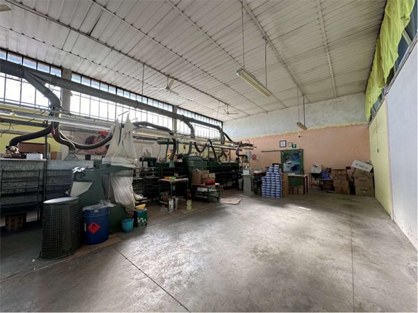 capannone in vendita a Capannori in zona Marlia