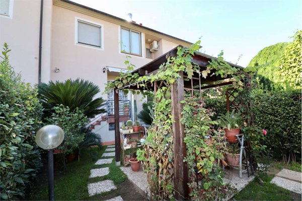 casa indipendente in vendita a Capannori in zona Marlia