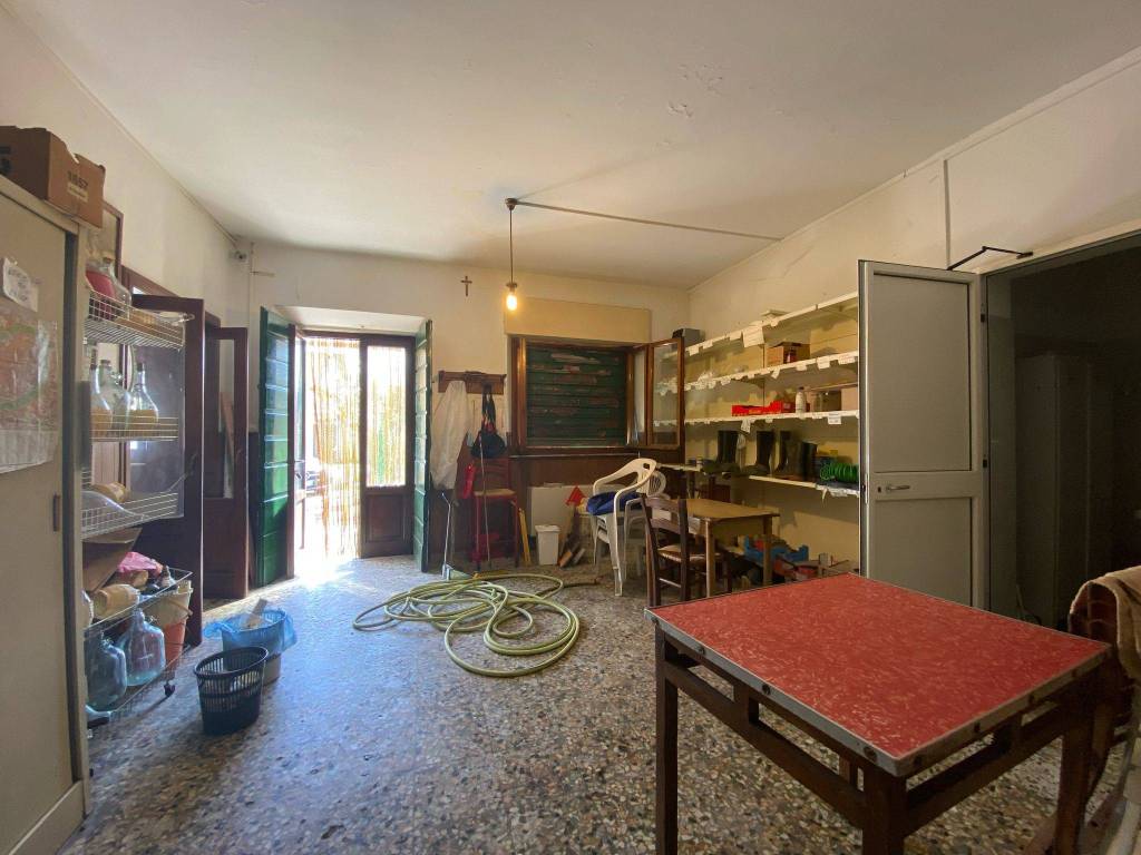 negozio in vendita a Capannori in zona Lammari