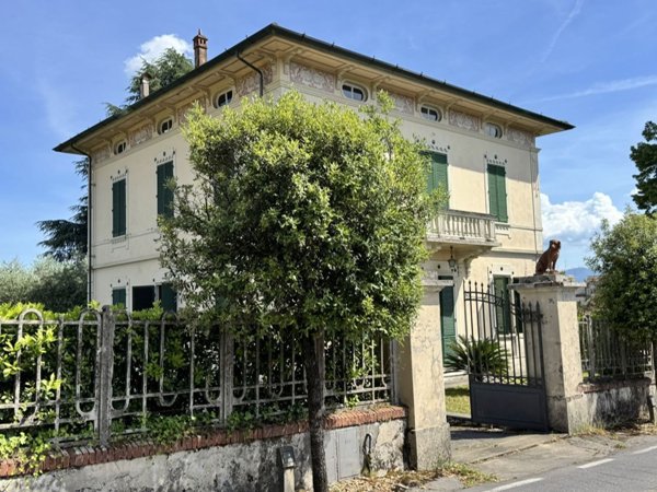 casa indipendente in vendita a Capannori in zona Marlia