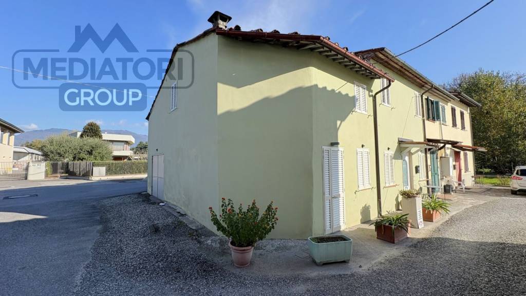 casa indipendente in vendita a Capannori in zona Lammari