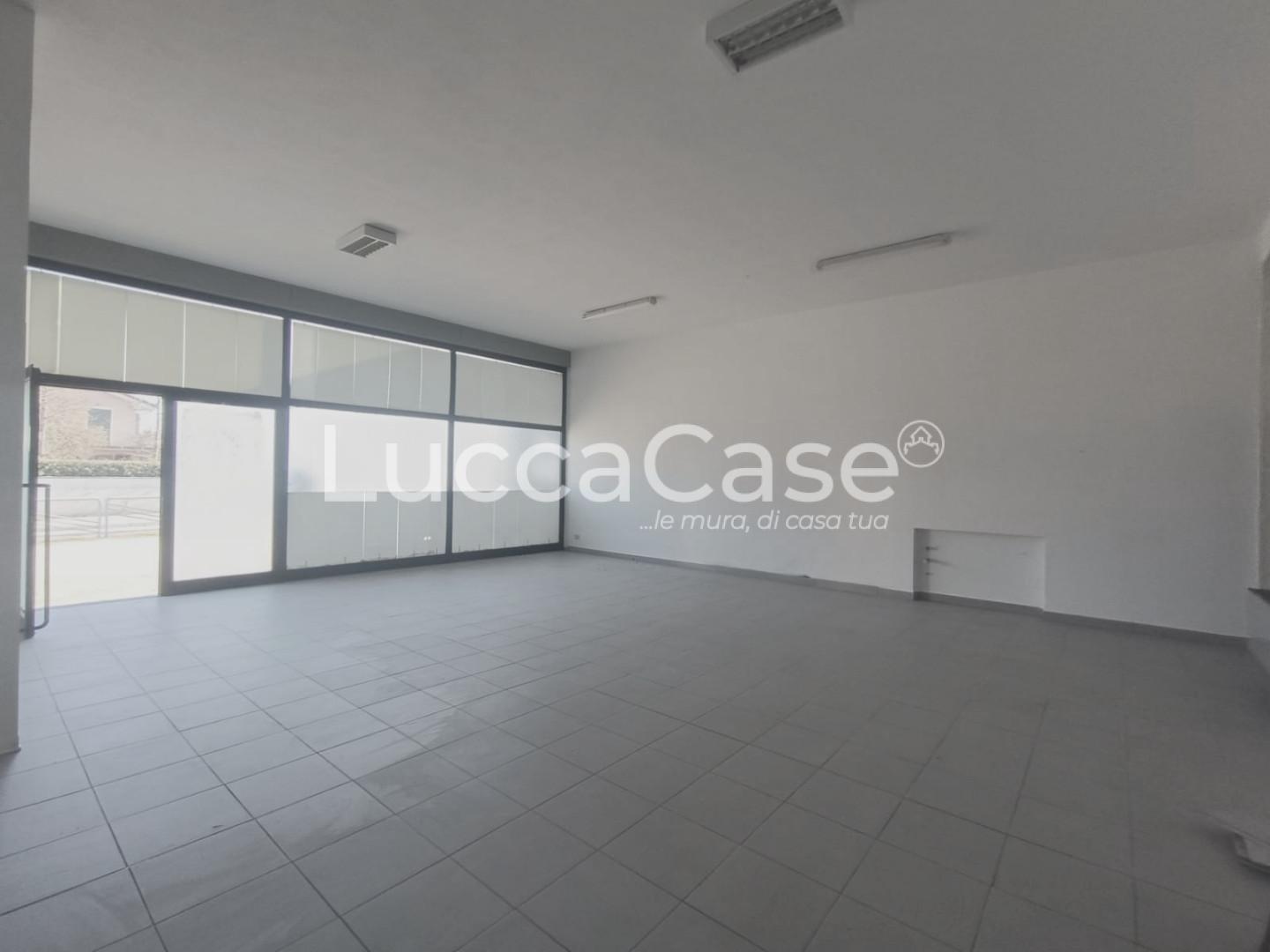 locale commerciale in vendita a Capannori in zona Lammari