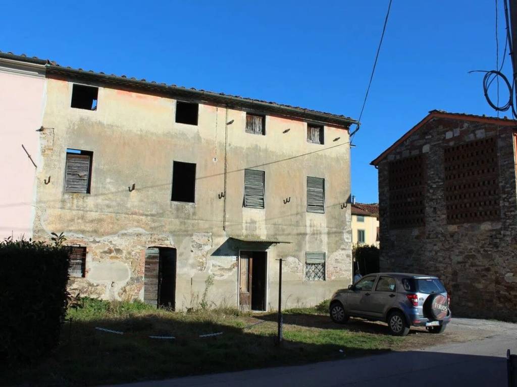 esavano in vendita a Capannori