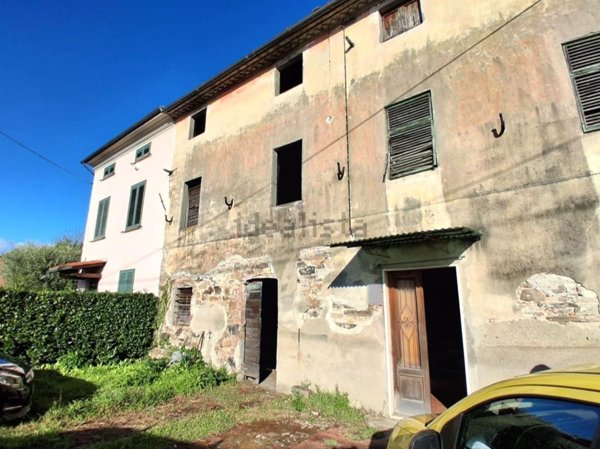intera palazzina in vendita a Capannori in zona Carraia