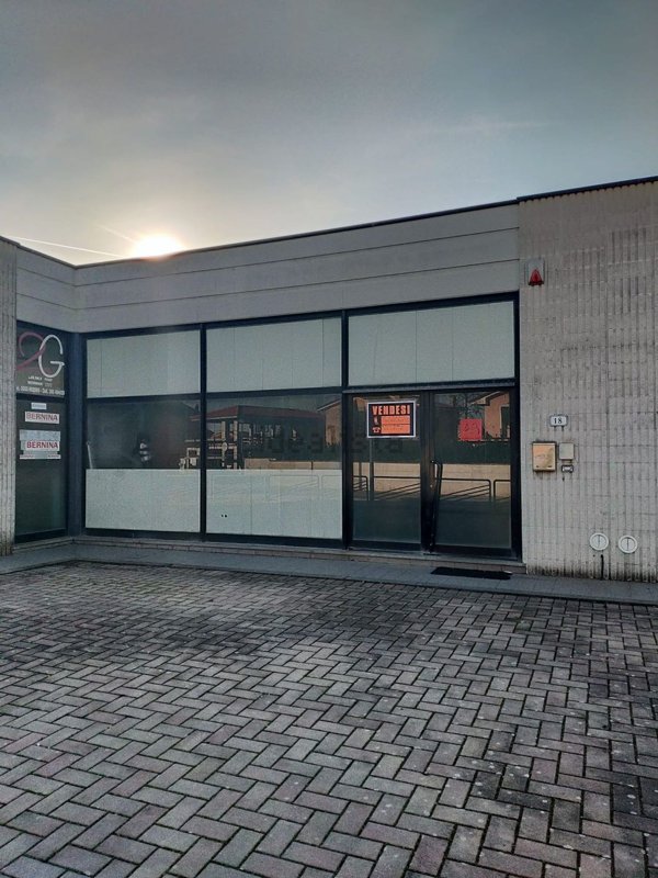 locale di sgombero in vendita a Capannori in zona Lammari