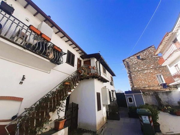 casa indipendente in vendita a Capannori in zona Segromigno in Monte