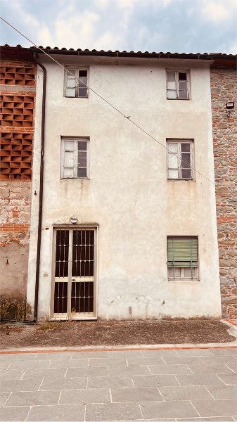 casa indipendente in vendita a Capannori in zona Segromigno in Monte