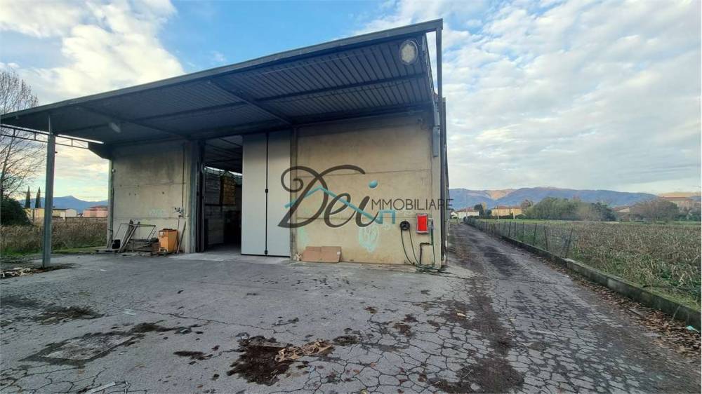 ufficio in vendita a Capannori in zona Lunata