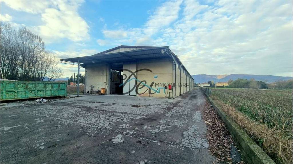 locale commerciale in vendita a Capannori in zona Lunata