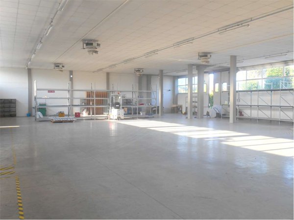 negozio in vendita a Capannori in zona Lunata