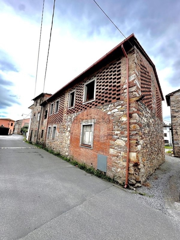 pentavano in vendita a Capannori in zona Carraia