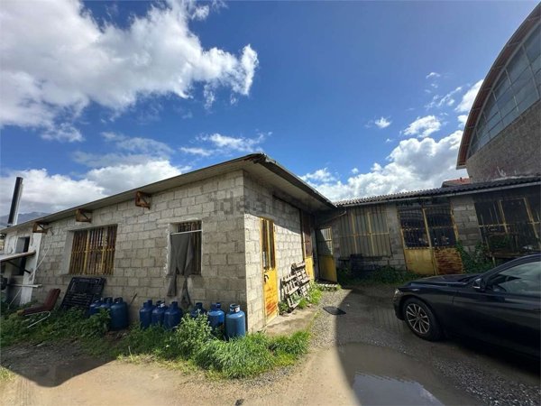 capannone in vendita a Capannori in zona Marlia