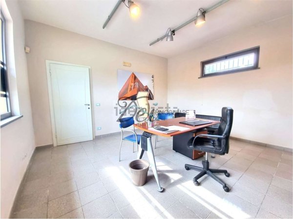 ufficio in vendita a Capannori in zona Lammari