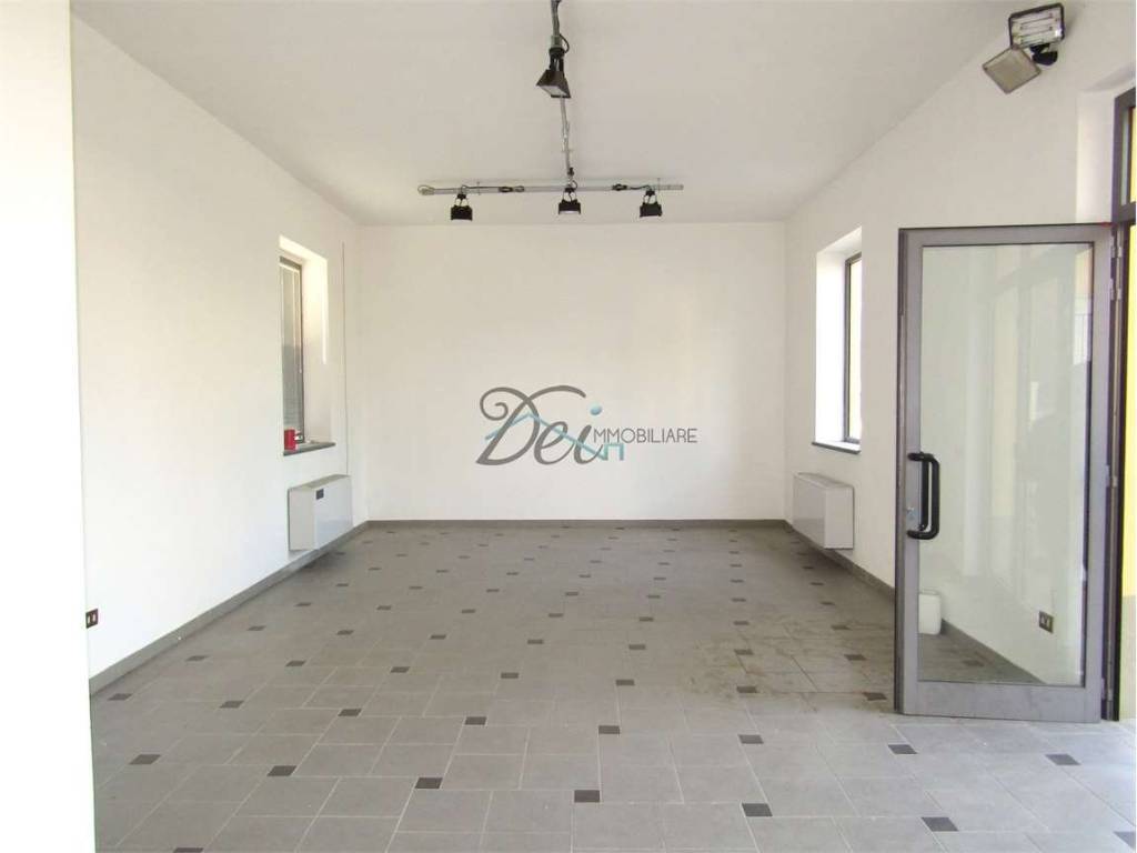 negozio in vendita a Capannori in zona Lammari