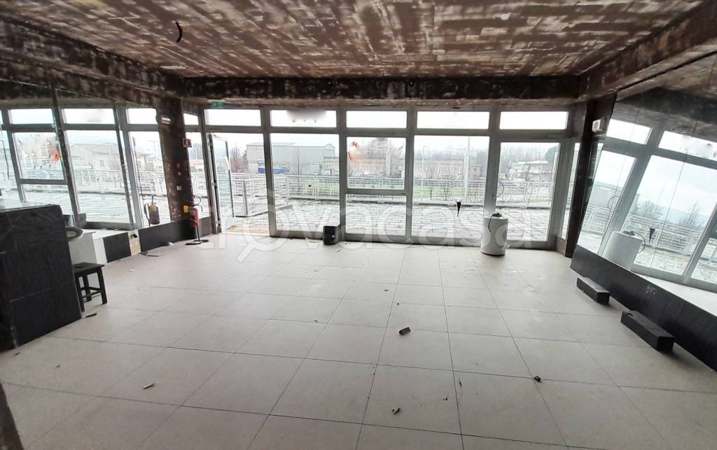 negozio in vendita a Capannori in zona Lammari