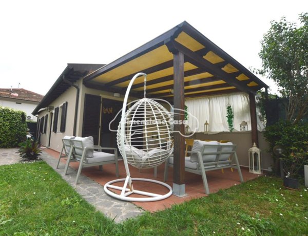 casa indipendente in vendita a Capannori in zona Lammari