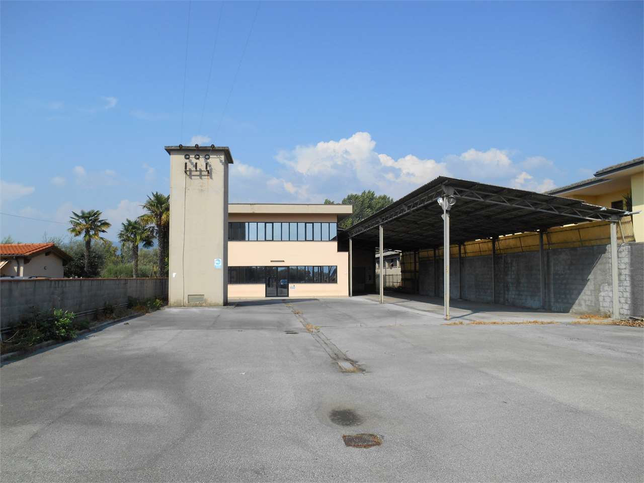 locale di sgombero in vendita a Capannori in zona Lunata