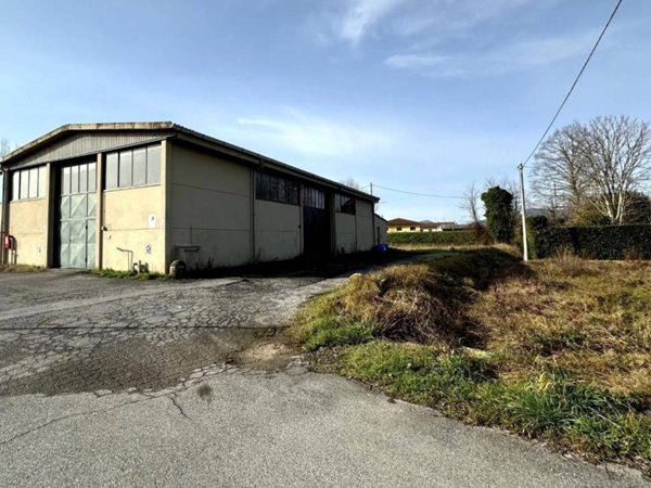 capannone in vendita a Capannori in zona Marlia