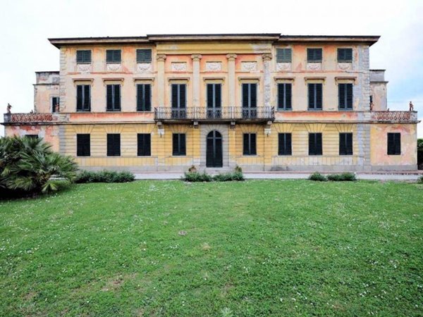 villa in vendita a Capannori in zona Marlia