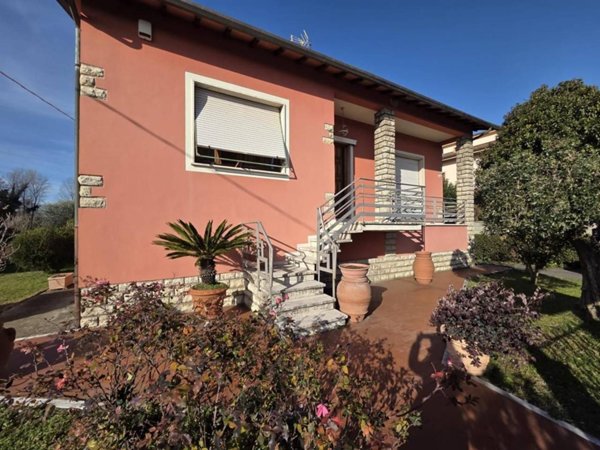 casa indipendente in vendita a Capannori in zona Lunata